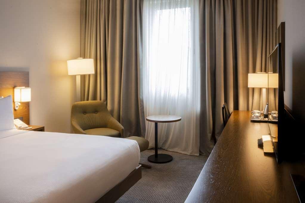 Hilton Garden Inn Tbilisi Chavchavadze Ruang foto