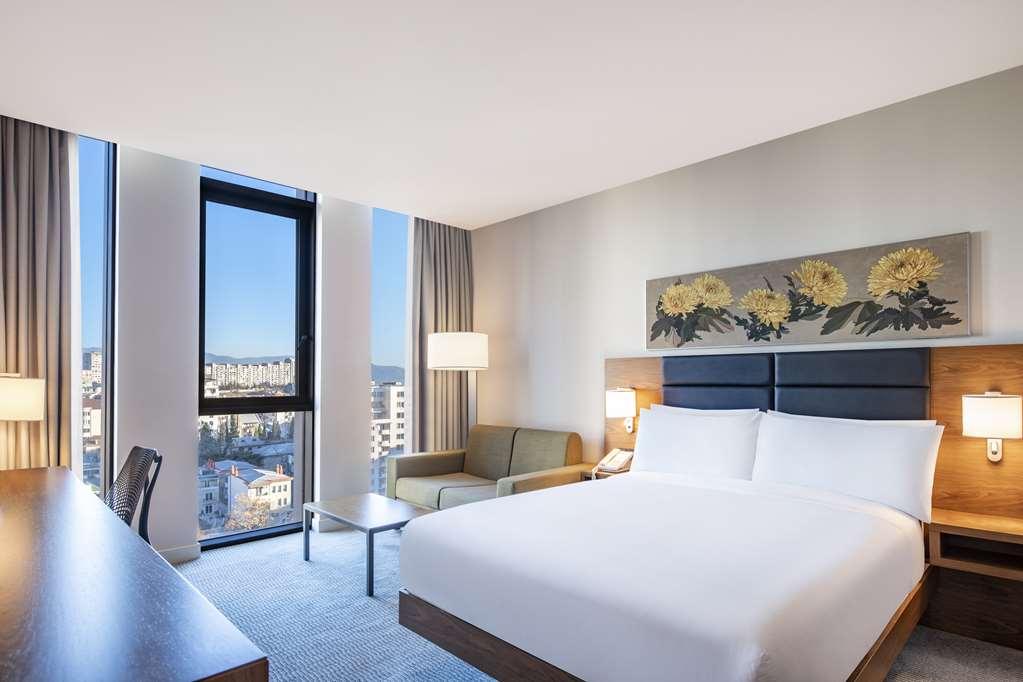 Hilton Garden Inn Tbilisi Chavchavadze Ruang foto